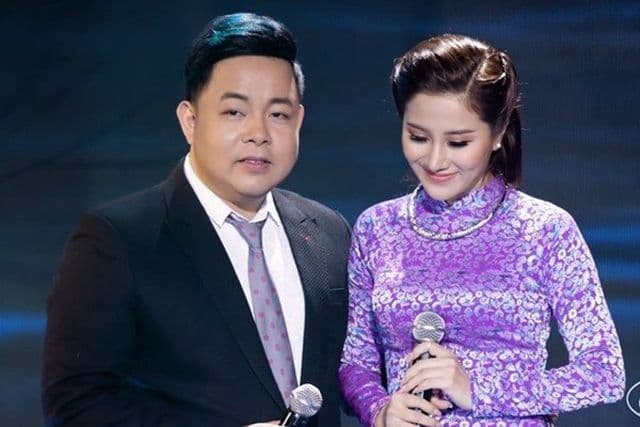 Quang Lê và Tố My vui vẻ trò chuyện, thể hiện niềm hạnh phúc trong sự nghiệp và cuộc sống.