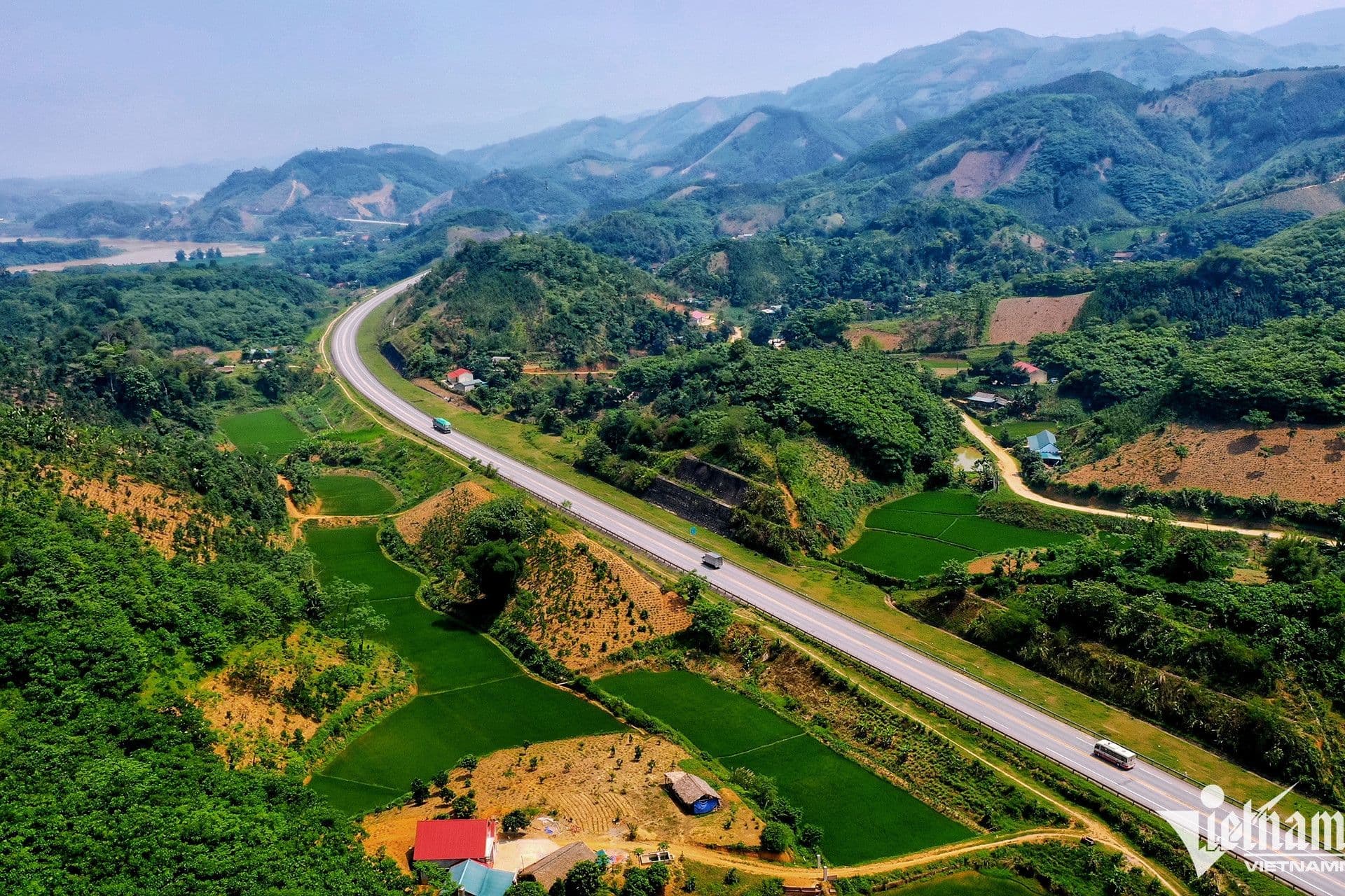 Quốc lộ 4C với đường đèo dốc và cảnh quan núi rừng, nơi xảy ra vụ việc xe cứu thương bị cản trở