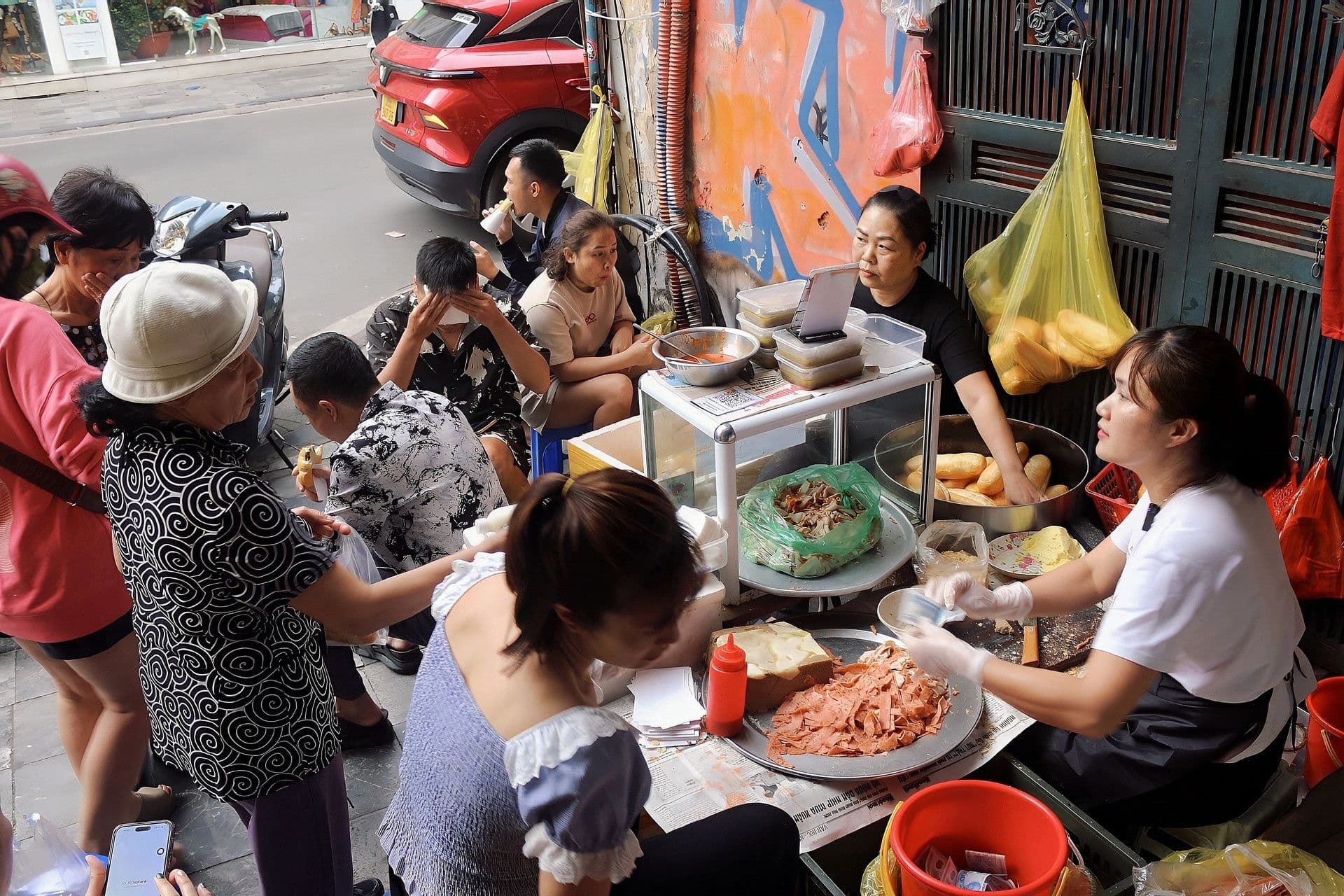Quán bánh mì truyền thống đông đúc, thể hiện lịch sử và sự sáng tạo của món ăn