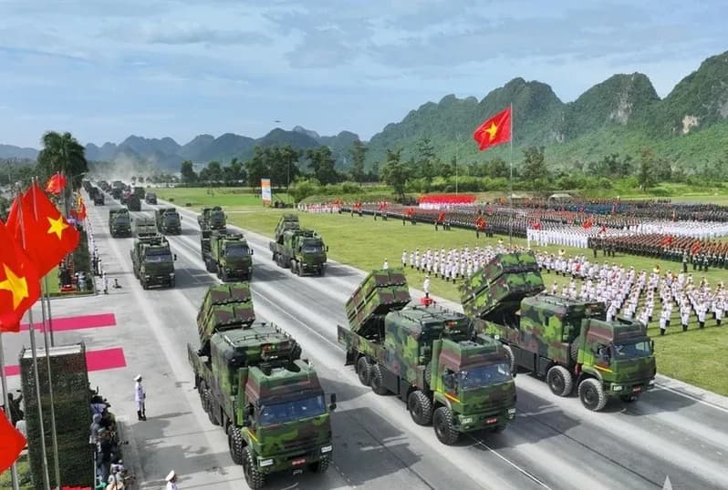 Quân đội nhân dân Việt Nam trình diễn khí tài quân sự hiện đại, thể hiện sức mạnh quốc phòng trong kỷ nguyên mới