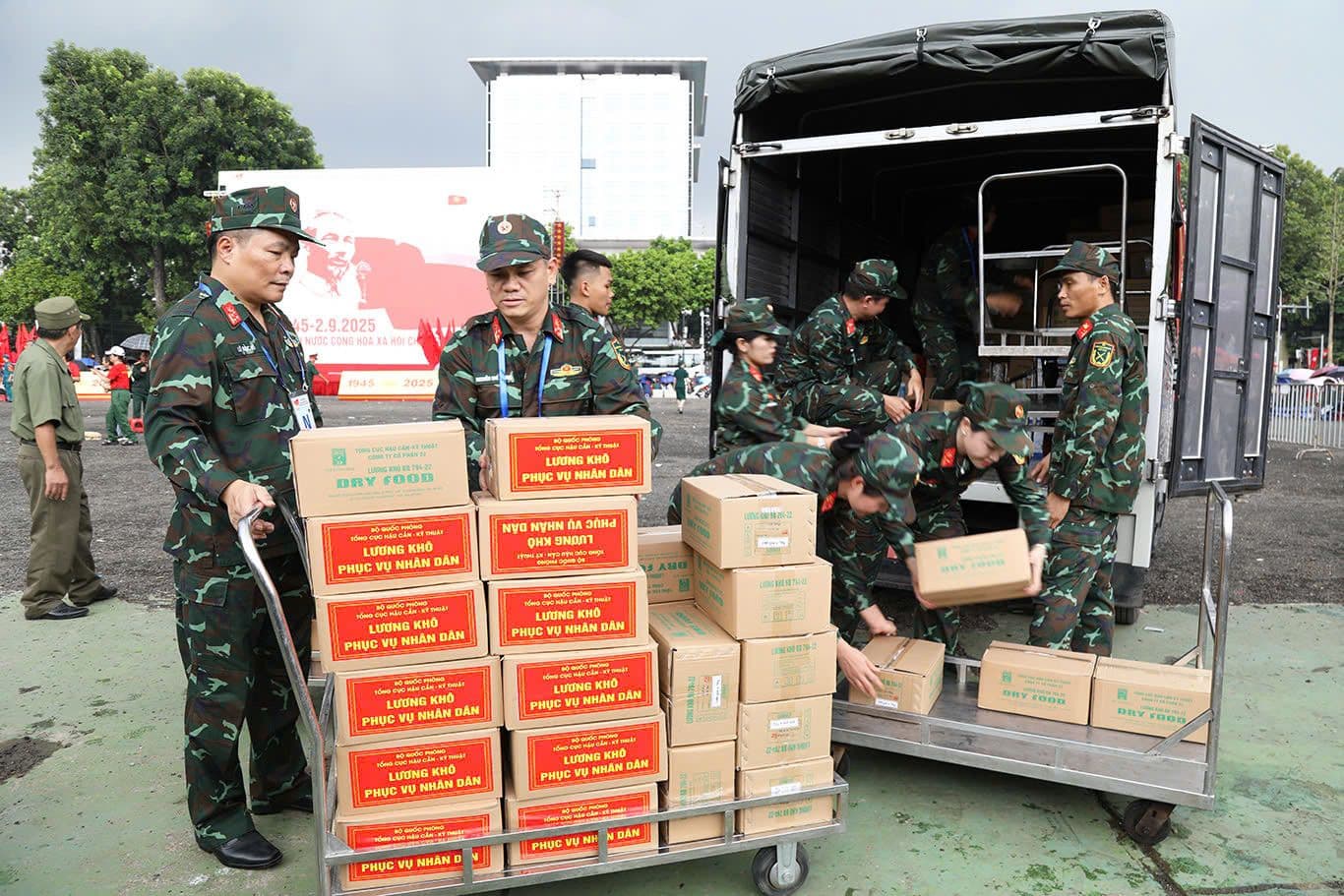 Quân đội phân phát nước uống và lương khô cho người dân tham gia đại lễ, thể hiện tình quân dân ấm áp.