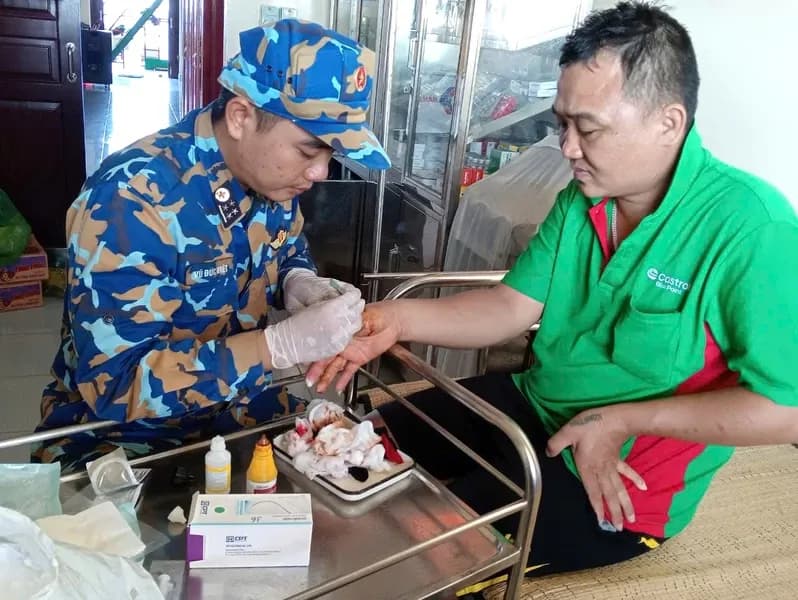 Quân nhân Việt Nam sơ cứu ngư dân bị nạn trên biển, thể hiện tinh thần "Bộ đội Cụ Hồ" vì nhân dân