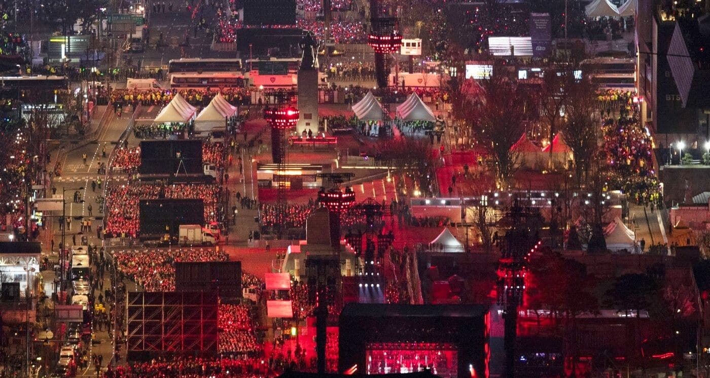 Quảng trường Gwanghwamun rực sáng với sân khấu BTS và biển người hâm mộ trong đêm diễn trở lại