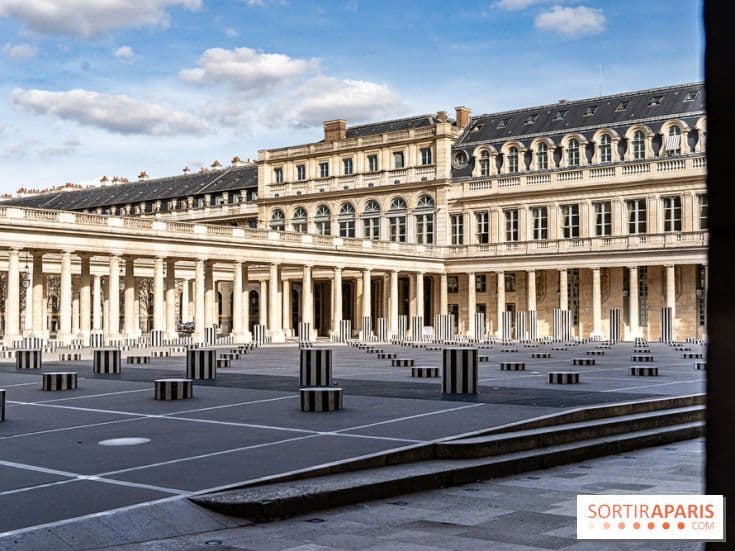 Quảng trường Palais Royal với các cột Buren ở Paris, tượng trưng cho quy hoạch đô thị và sự thích ứng dài hạn với biến đổi khí hậu.