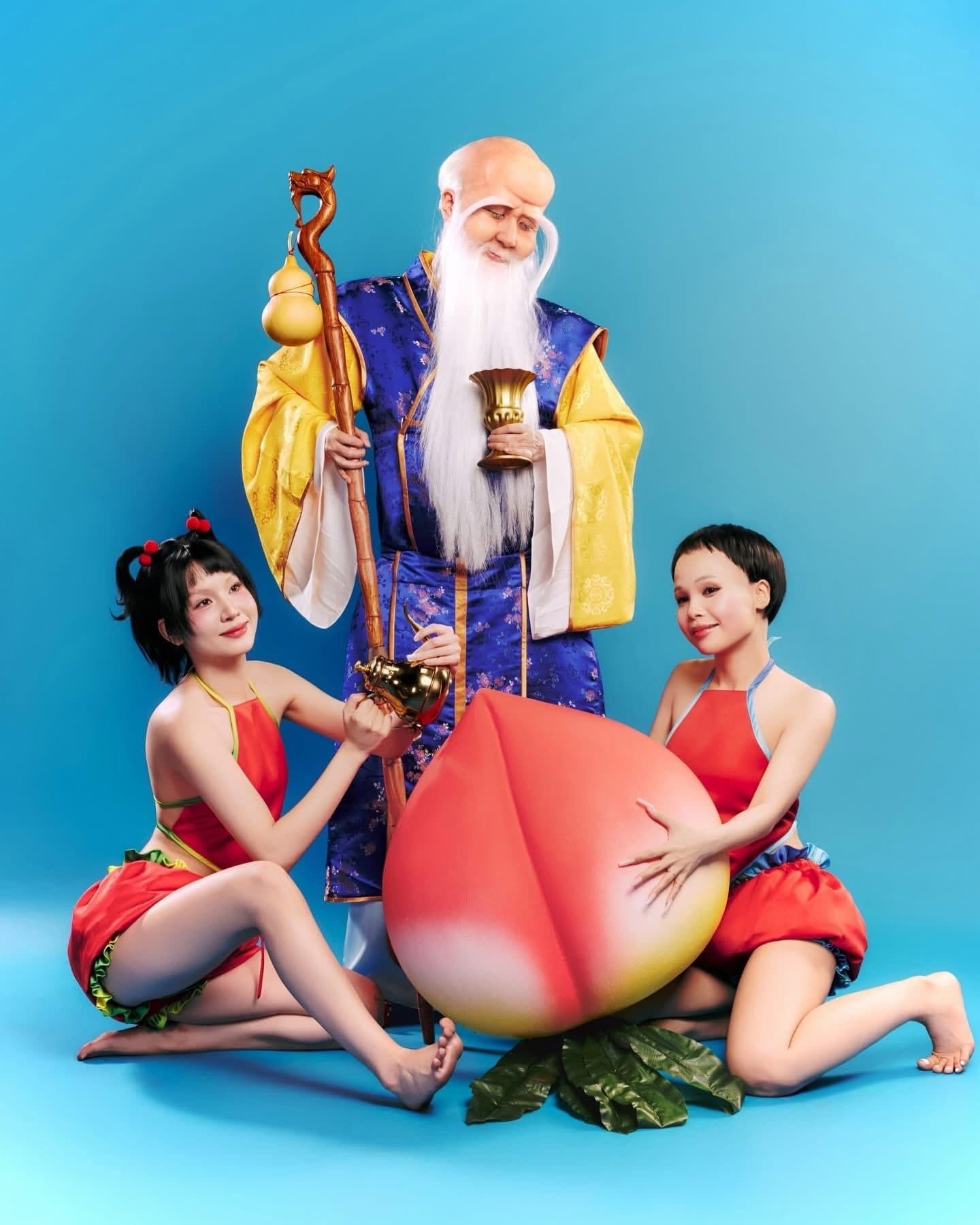 Quỳnh Anh Shyn hóa trang thành Ông Thọ cùng hai người bạn trong bộ ảnh Halloween gây tranh cãi.