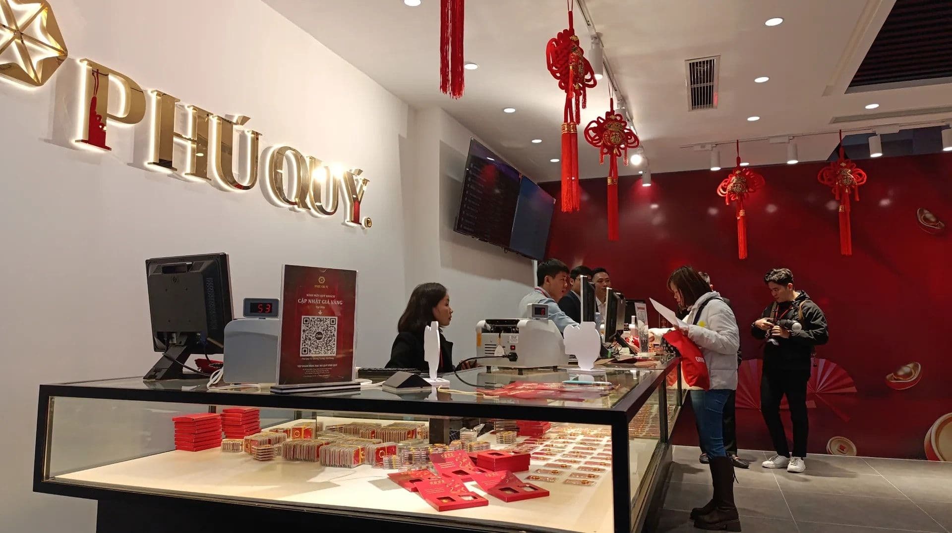 Quầy giao dịch tại một cửa hàng vàng, tượng trưng cho thị trường vàng toàn cầu chịu ảnh hưởng bởi các yếu tố kinh tế vĩ mô.