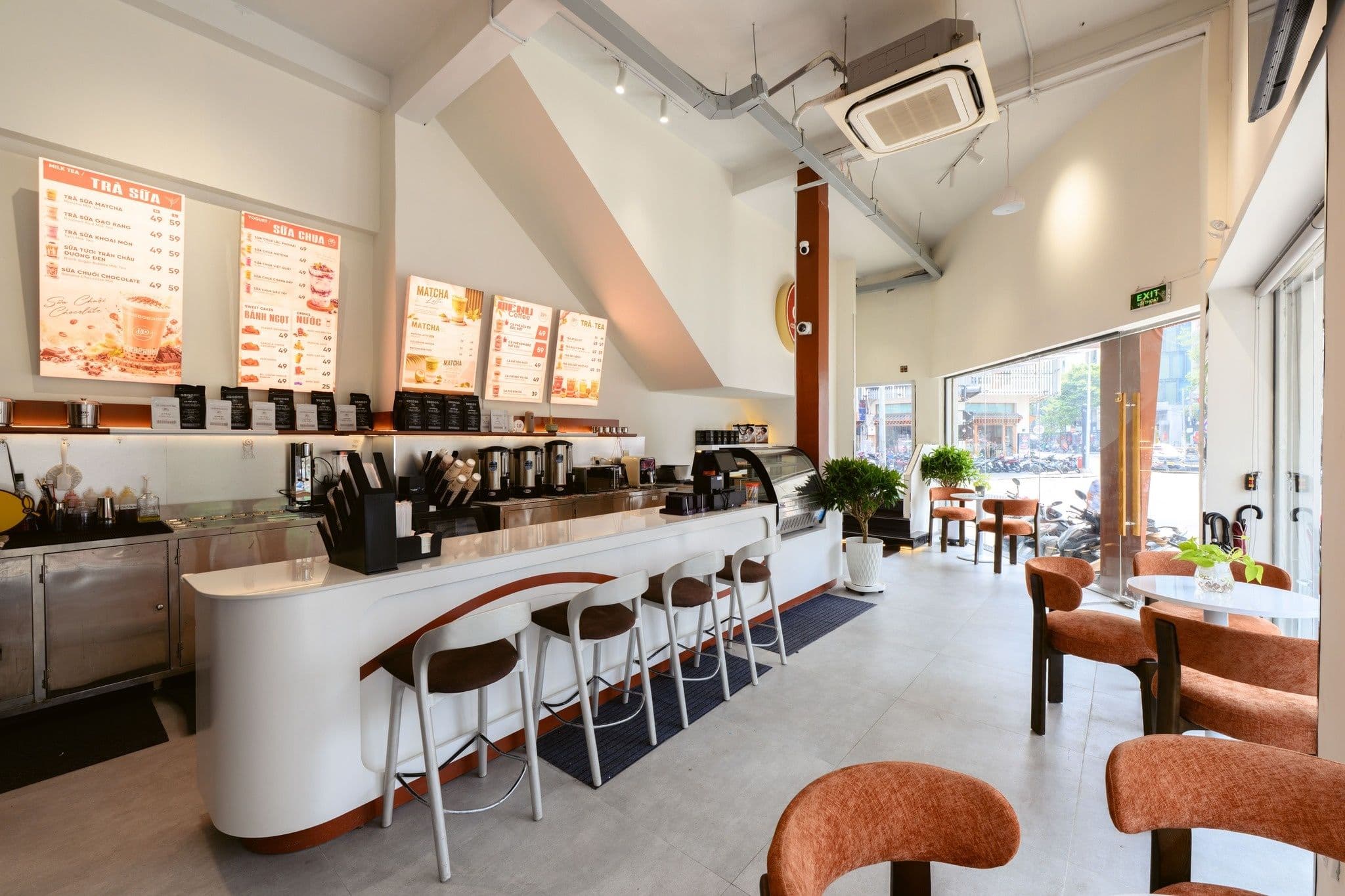 Quầy pha chế và khu vực phục vụ tại Bo's Coffee House, thể hiện hoạt động kinh doanh F&B chuyên nghiệp