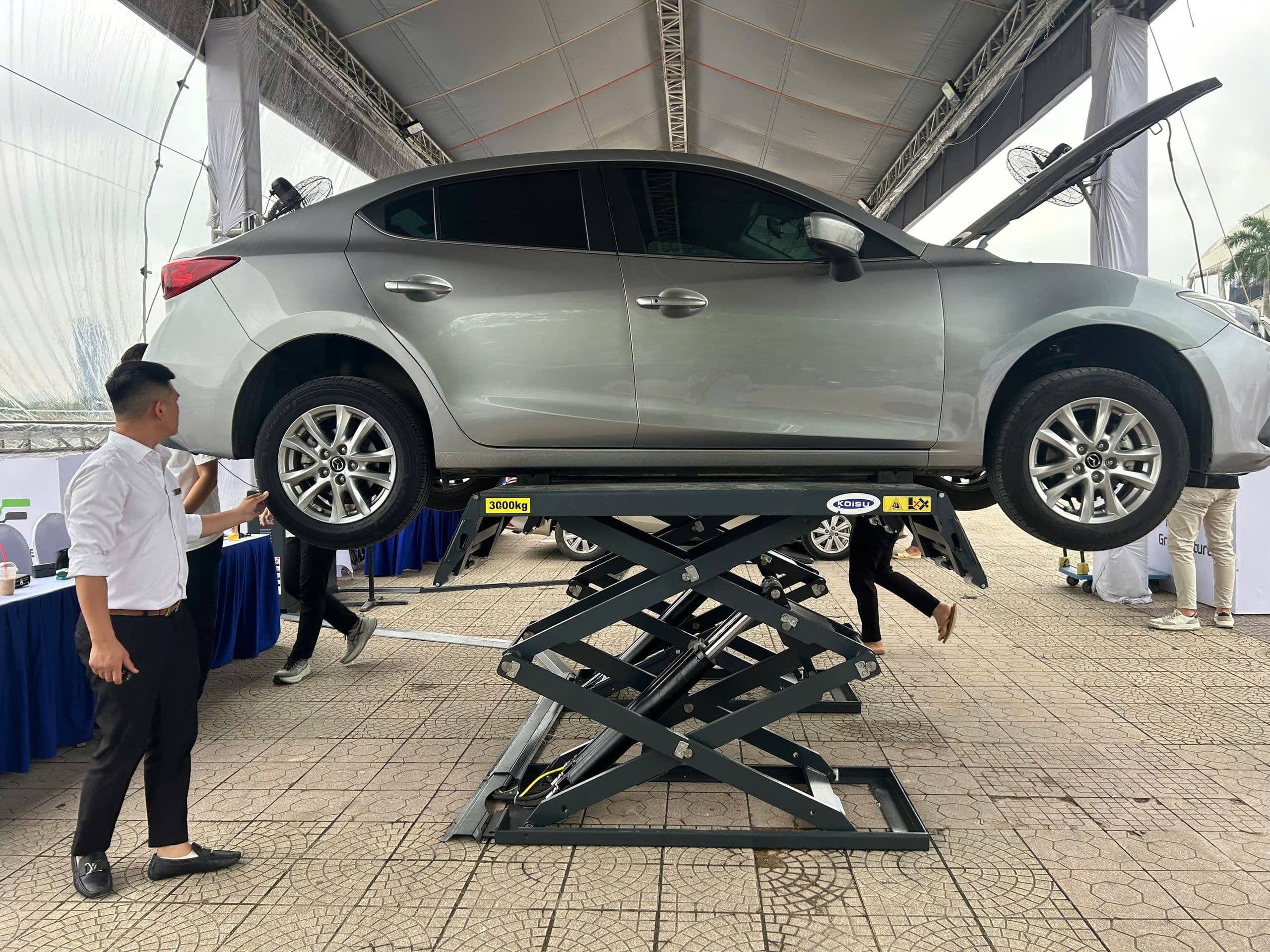 Quy trình thẩm định và thu mua xe xăng cũ tại sự kiện VinFast, giúp phá vỡ rào cản tâm lý chuyển đổi sang xe điện.