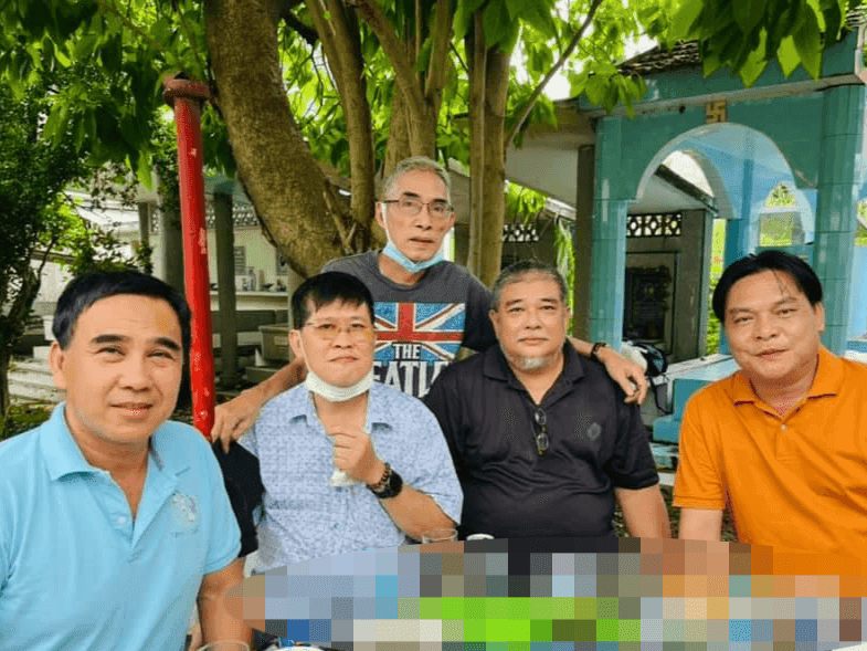 Quyền Linh, Phước Sang, Lê Tuấn Anh và bạn bè tụ họp tại mộ Lê Công Tuấn Anh, duy trì tình bạn.