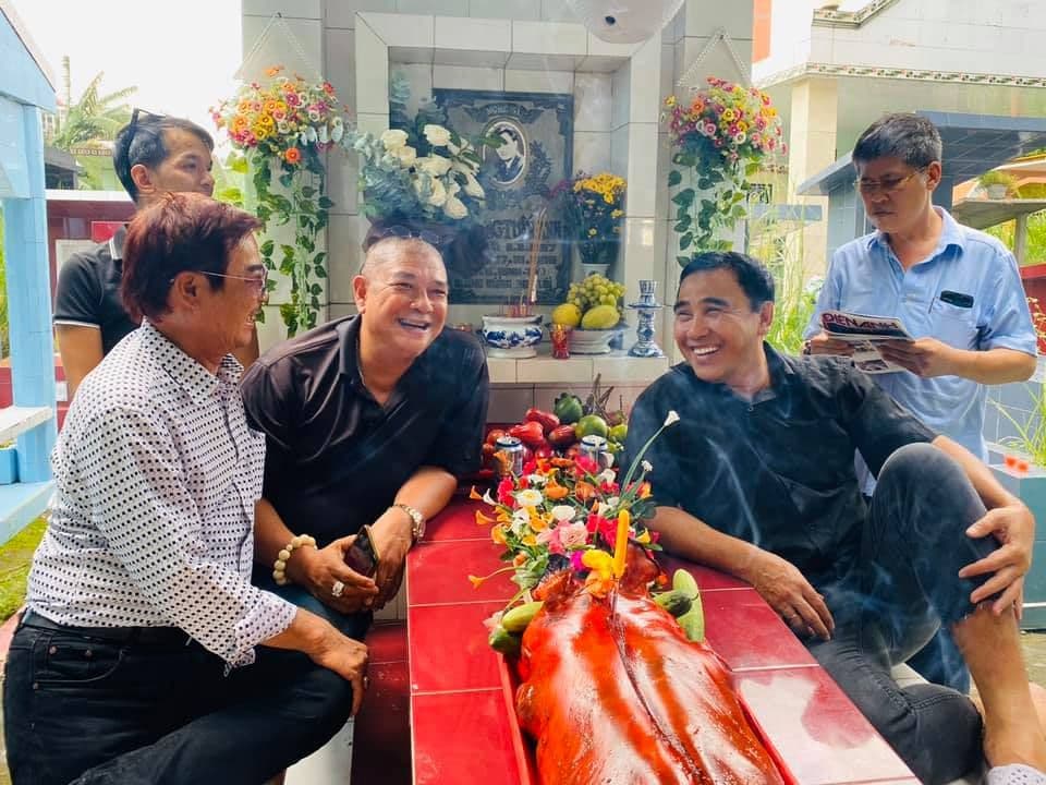 Quyền Linh và nhóm bạn thân tưởng nhớ Lê Công Tuấn Anh tại mộ, giữ gìn ký ức tình bạn.