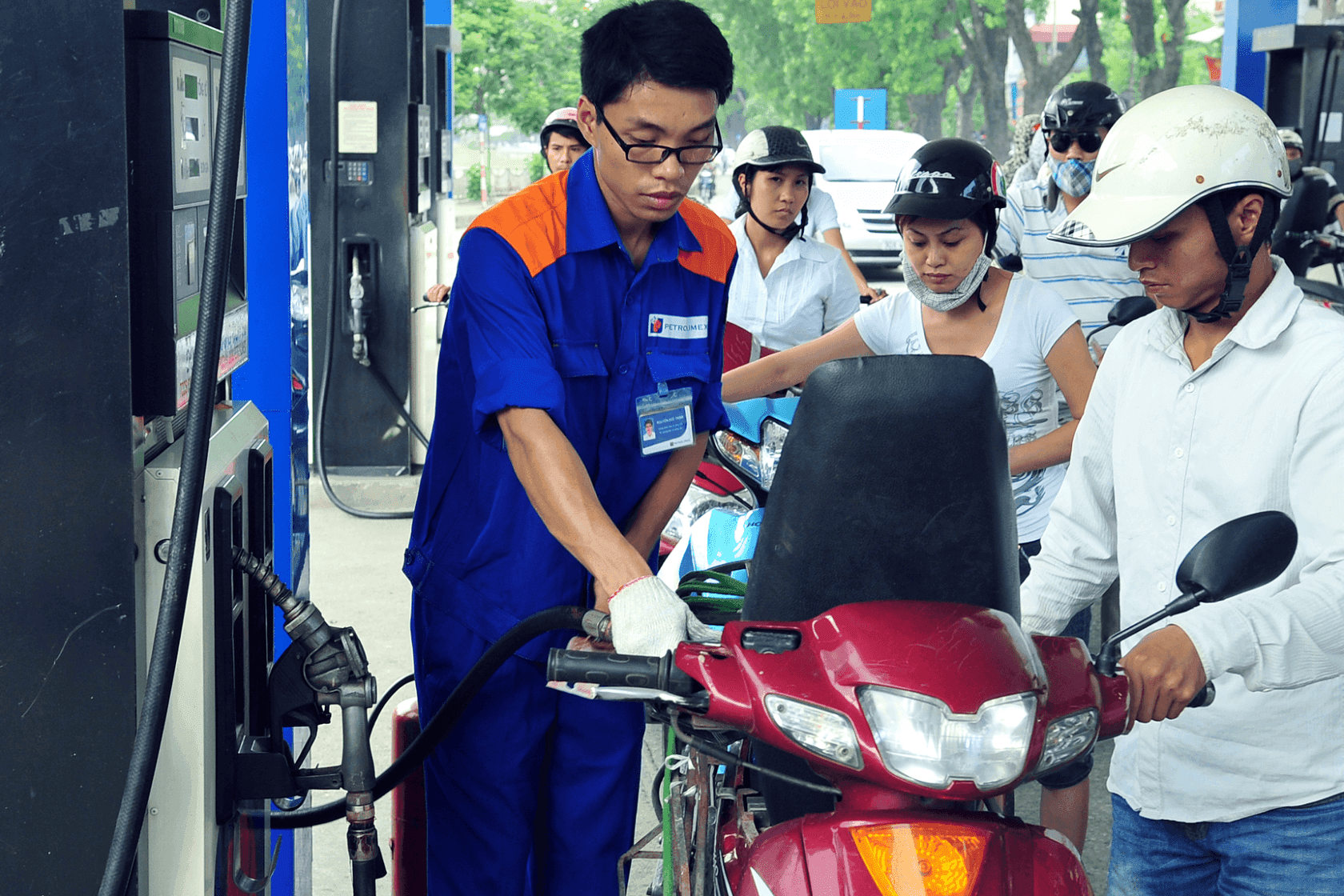 Quyết sách của chính phủ nhằm ổn định giá xăng dầu, phản ánh sự điều tiết thị trường.