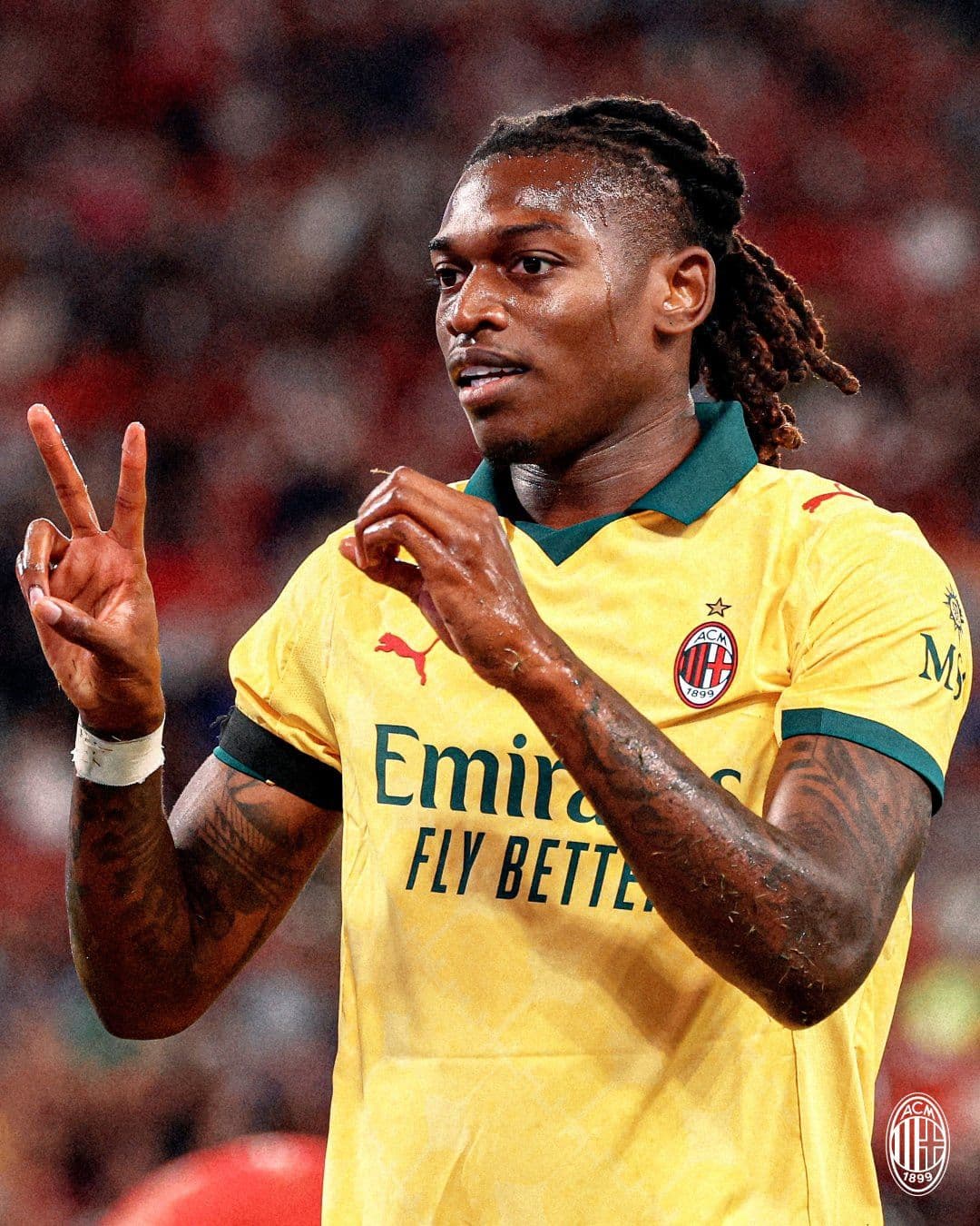 Rafael Leao trong màu áo AC Milan, thể hiện kỹ năng và tốc độ.