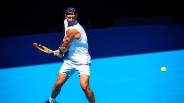 Rafael Nadal trên sân quần vợt, biểu tượng mà Alcaraz đang nỗ lực vượt qua.