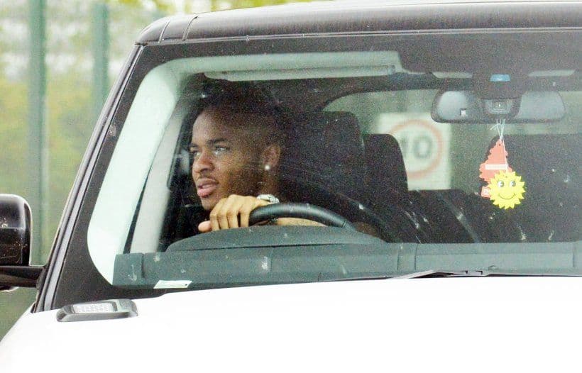 Raheem Sterling lái xe sau vụ va chạm giao thông