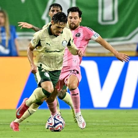 Raphael Veiga, do Palmeiras, e Messi, do Inter Miami, disputam a bola