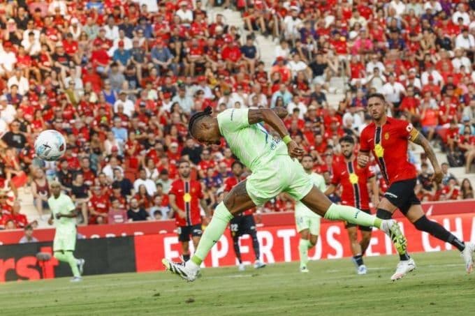 Raphinha đánh đầu mở tỷ số trận đấu, khởi đầu ấn tượng cho Barcelona.