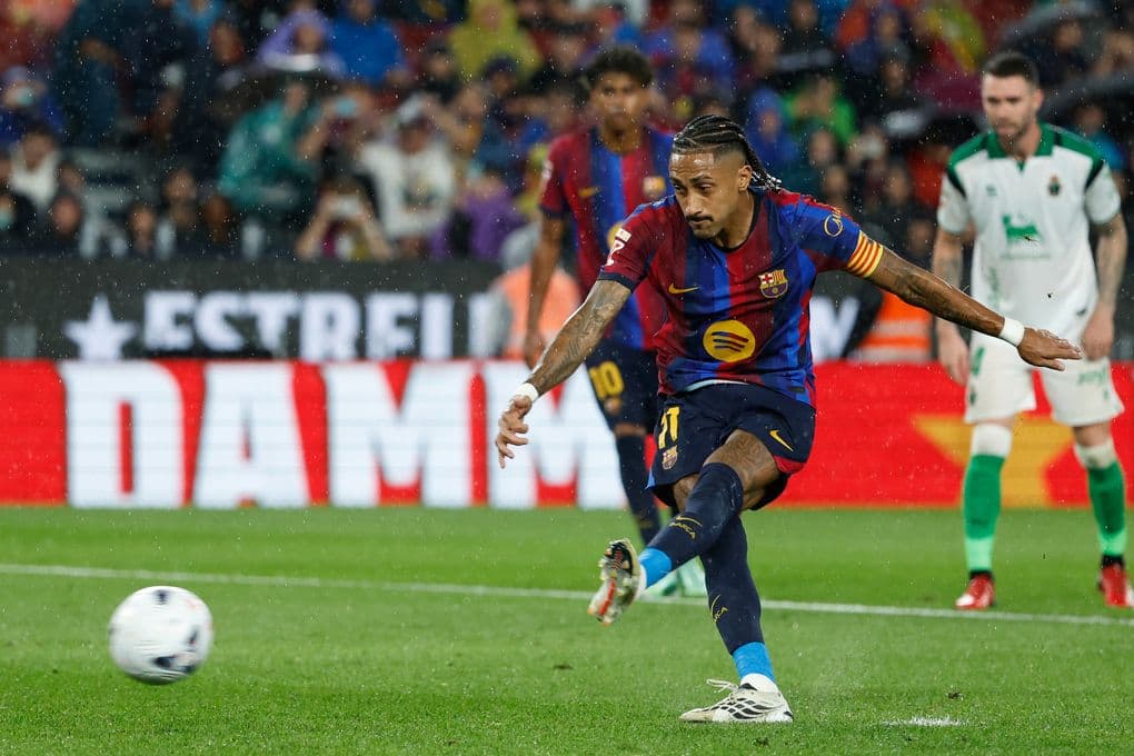 Raphinha sút phạt đền ghi bàn cho Barcelona, minh họa sức mạnh tấn công dưới thời Hansi Flick