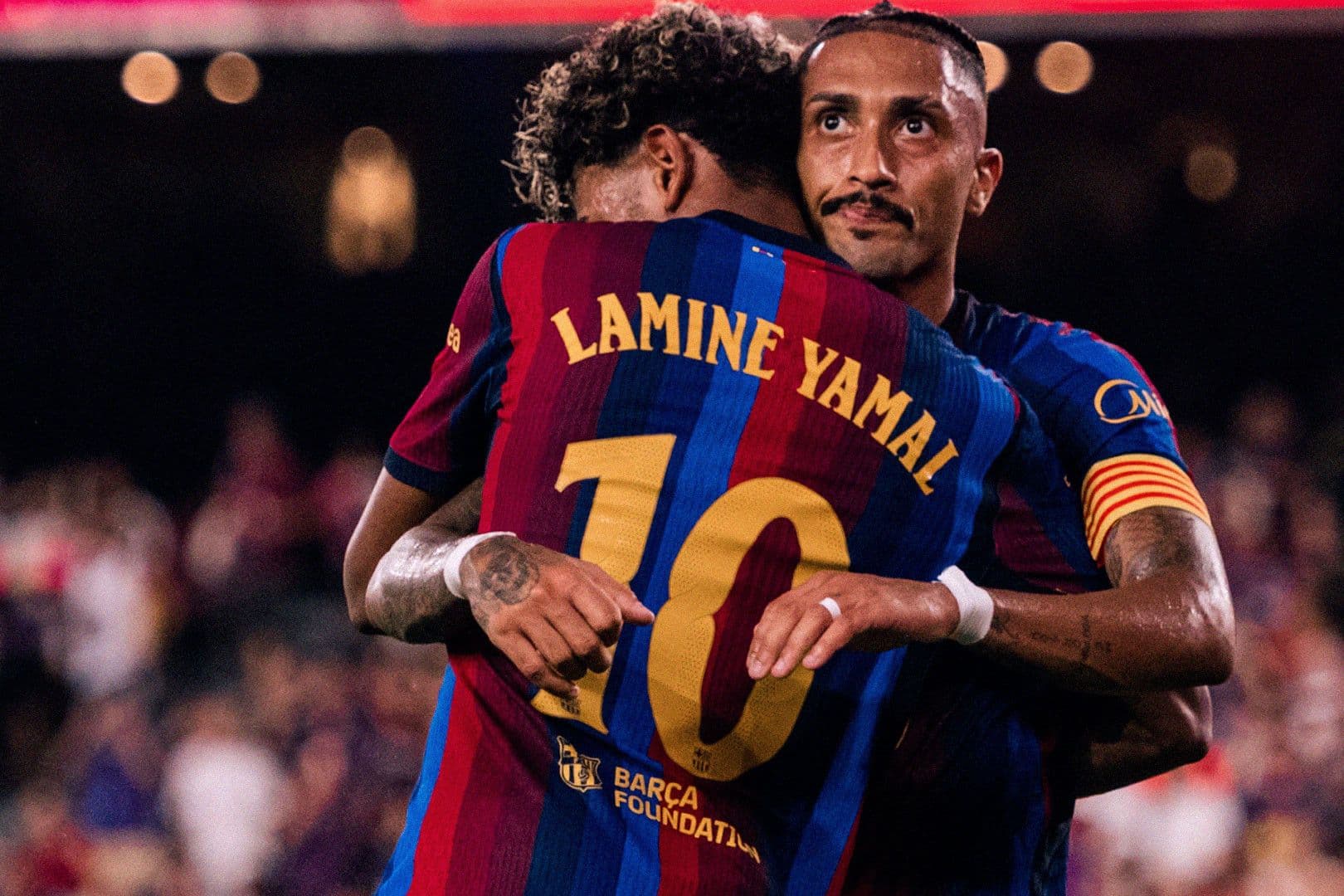 Raphinha và Yamal của Barcelona ăn mừng bàn thắng, khẳng định sức mạnh vượt trội.