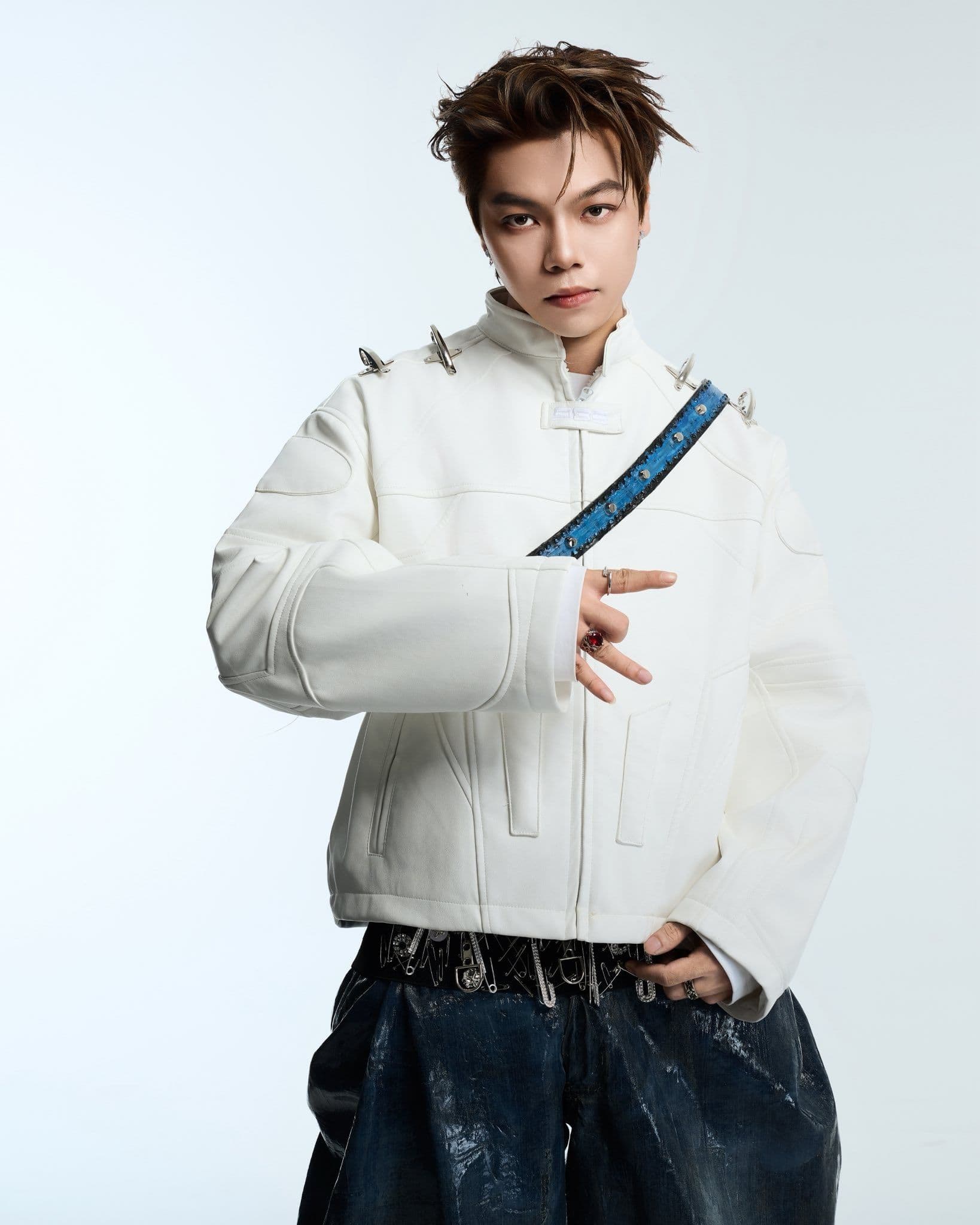 Rapper B Ray trong trang phục cá tính, đại diện cho giới rap Việt