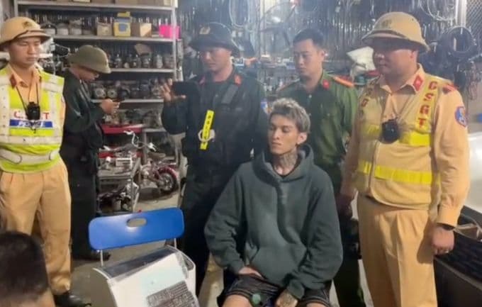 Rapper Bình Gold bị cảnh sát giao thông dừng xe và kiểm tra tại Lào Cai.