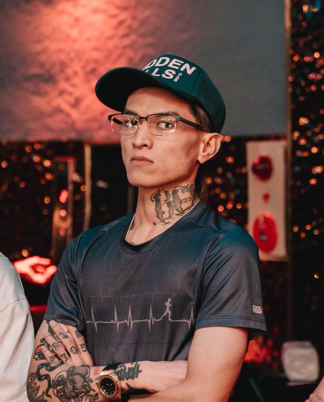 Rapper Bình Gold với vẻ ngoài cá tính, gương mặt nghiêm nghị.