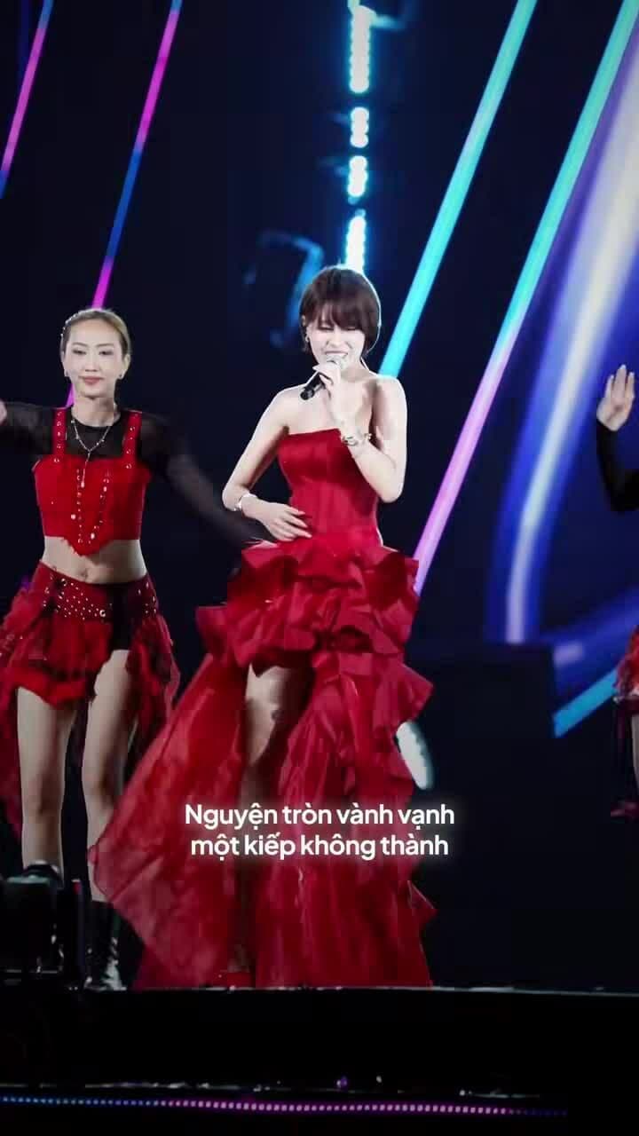 Rapper Pháo biểu diễn sôi động trên sân khấu với váy đỏ và vũ đoàn, thể hiện bản sắc nghệ sĩ đa nhiệm của cô.