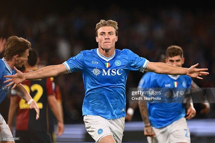 Rasmus Hojlund ăn mừng trong màu áo Napoli, thể hiện hành trình chuyển nhượng thành công và tìm lại phong độ.