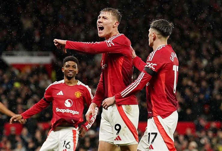 Rasmus Hojlund trong màu áo Manchester United, giai đoạn khó khăn trước khi chuyển đến Napoli.