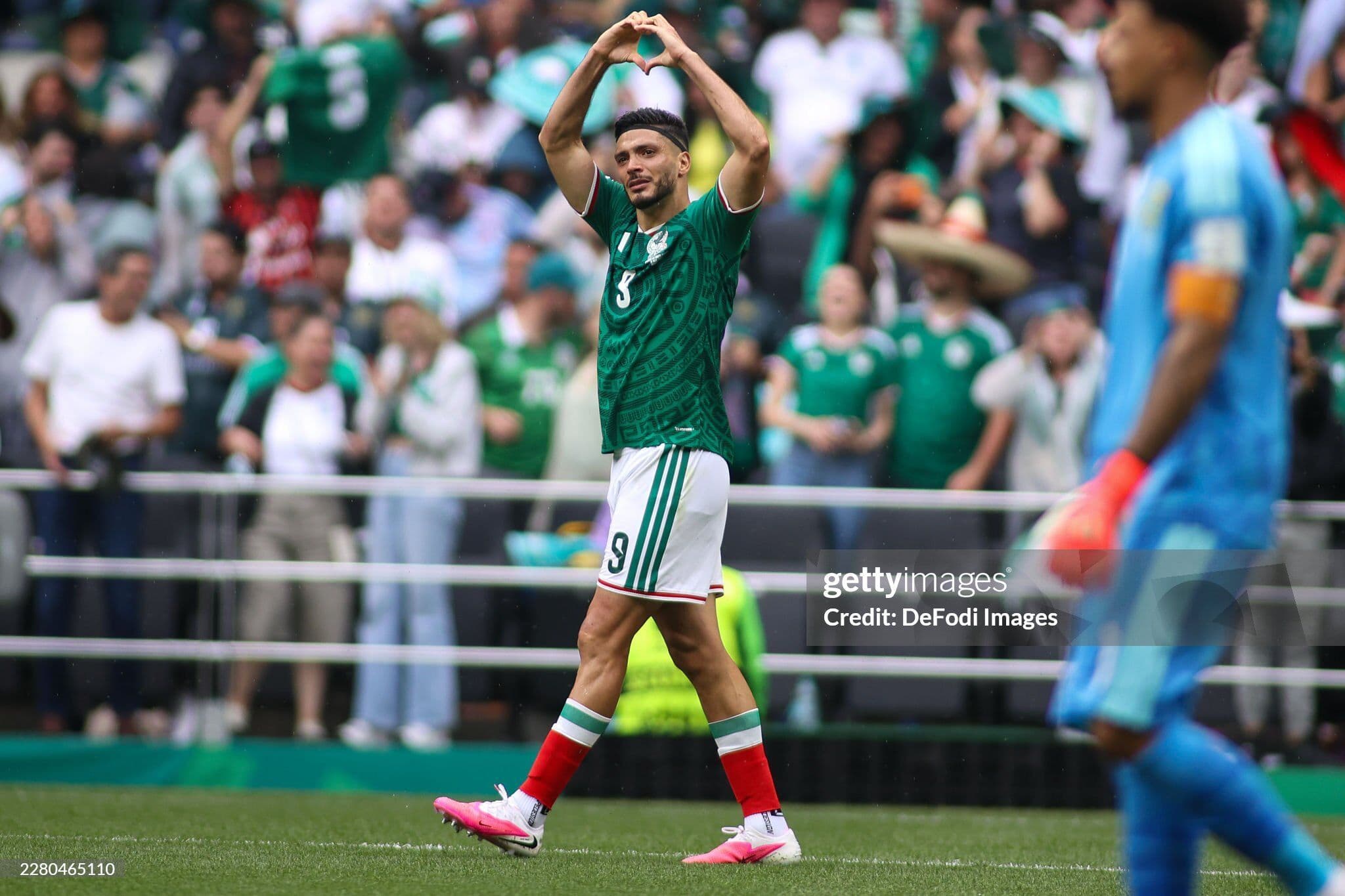 Raul Jimenez ăn mừng bàn thắng mở tỷ số cho Mexico trong trận đấu với Nam Phi.