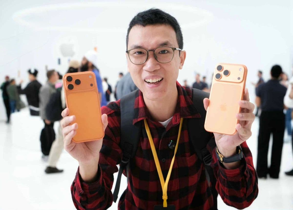 Reviewer Lê Xuân Vinh cầm trên tay hai chiếc iPhone 17 Pro Max, đánh giá về cảm giác cầm nắm và những nâng cấp đáng giá.