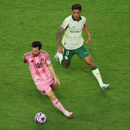 Richard Ríos acompanha Messi durante Inter Miami x Palmeiras