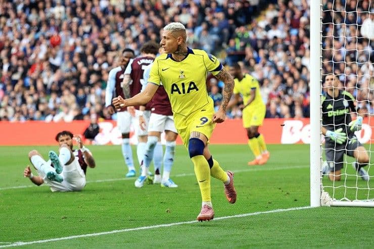 Richarlison của Tottenham ăn mừng bàn thắng vào lưới Aston Villa, giúp đội thoát khỏi nhóm xuống hạng.
