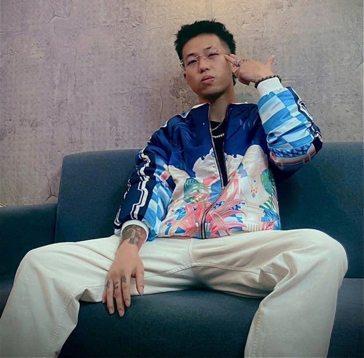 RichChoi với phong thái gây tranh cãi, biểu tượng cho sự nghiệp đầy scandal.