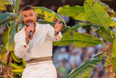 Ricky Martin biểu diễn trên sân khấu Super Bowl, minh họa vai trò âm nhạc trong lễ hội.
