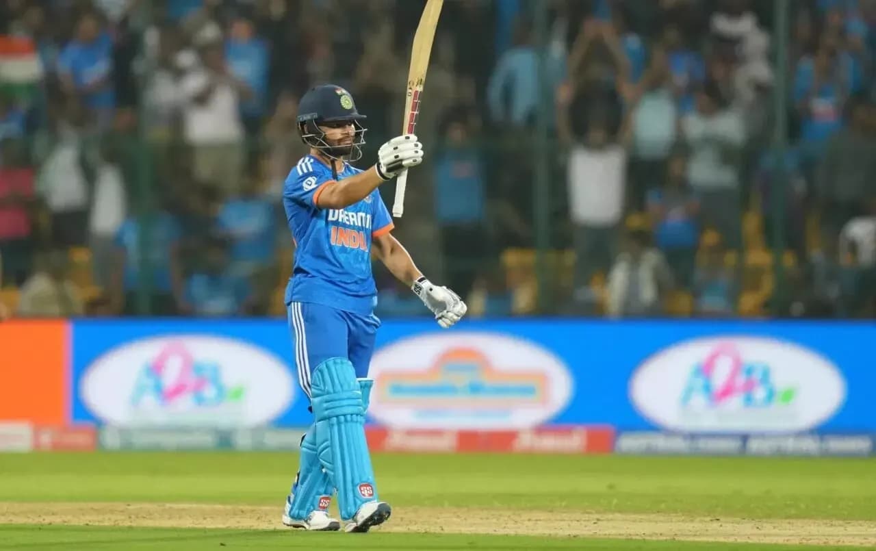 Rinku Singh, chuyên gia kết thúc trận đấu, ăn mừng với gậy cricket trên sân.