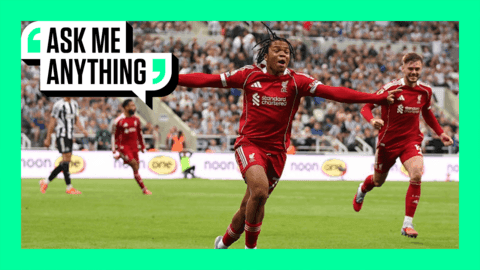 Rio Ngumoha ăn mừng bàn thắng lịch sử ở phút thứ 100 cho Liverpool.