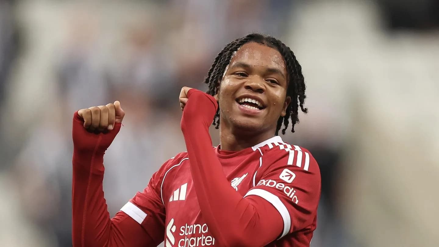 Rio Ngumoha ăn mừng bàn thắng lịch sử, trở thành cầu thủ trẻ nhất ghi bàn cho Liverpool.