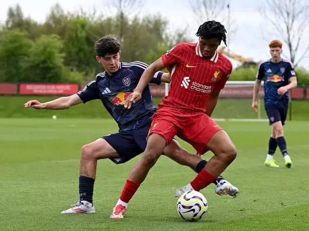 Rio Ngumoha thi đấu cho đội U21 Liverpool, thể hiện sự tiến bộ nhanh chóng.