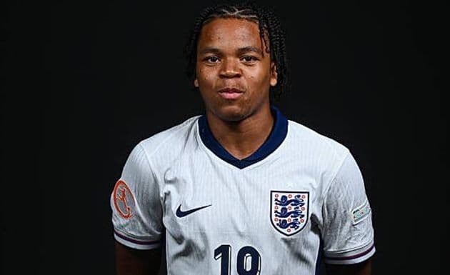 Rio Ngumoha, tài năng trẻ của Liverpool, trong bối cảnh đàm phán hợp đồng mới.