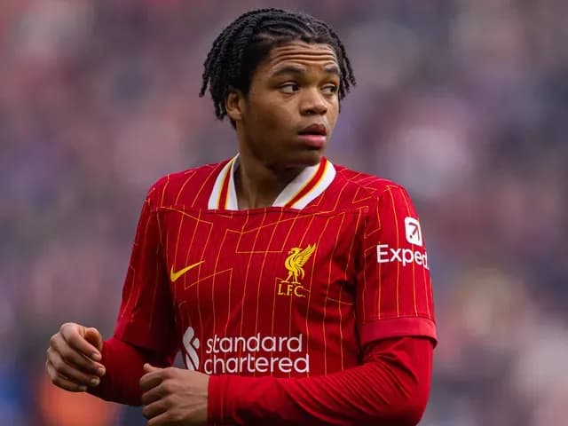 Rio Ngumoha trong màu áo Liverpool, đang đàm phán hợp đồng mới.