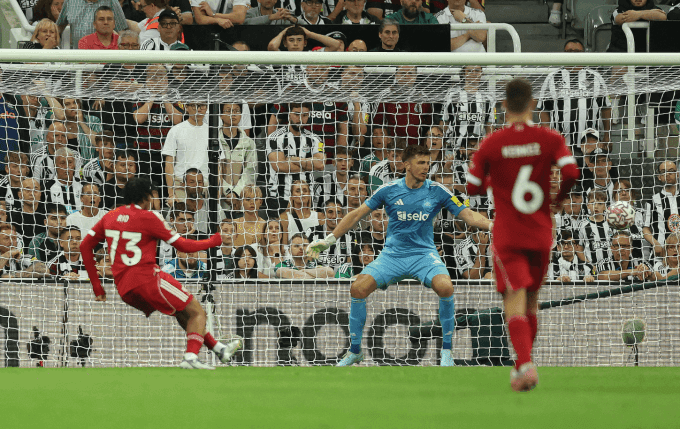 Rio Ngumoha tung cú sút chéo góc ghi bàn thắng quyết định cho Liverpool.