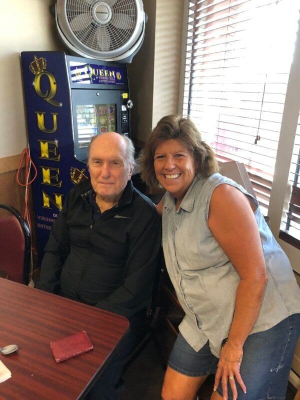 Robert Duvall giản dị tại quán cà phê, thể hiện cuộc sống chân thật của ông