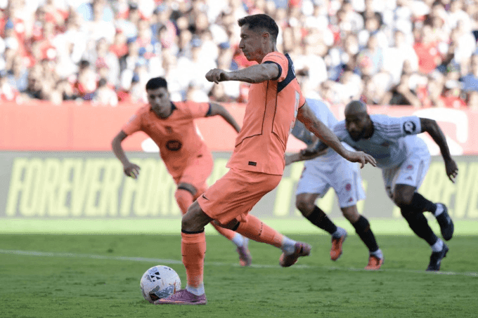 Robert Lewandowski của Barcelona đá hỏng phạt đền, minh họa việc phung phí cơ hội trong trận đấu.