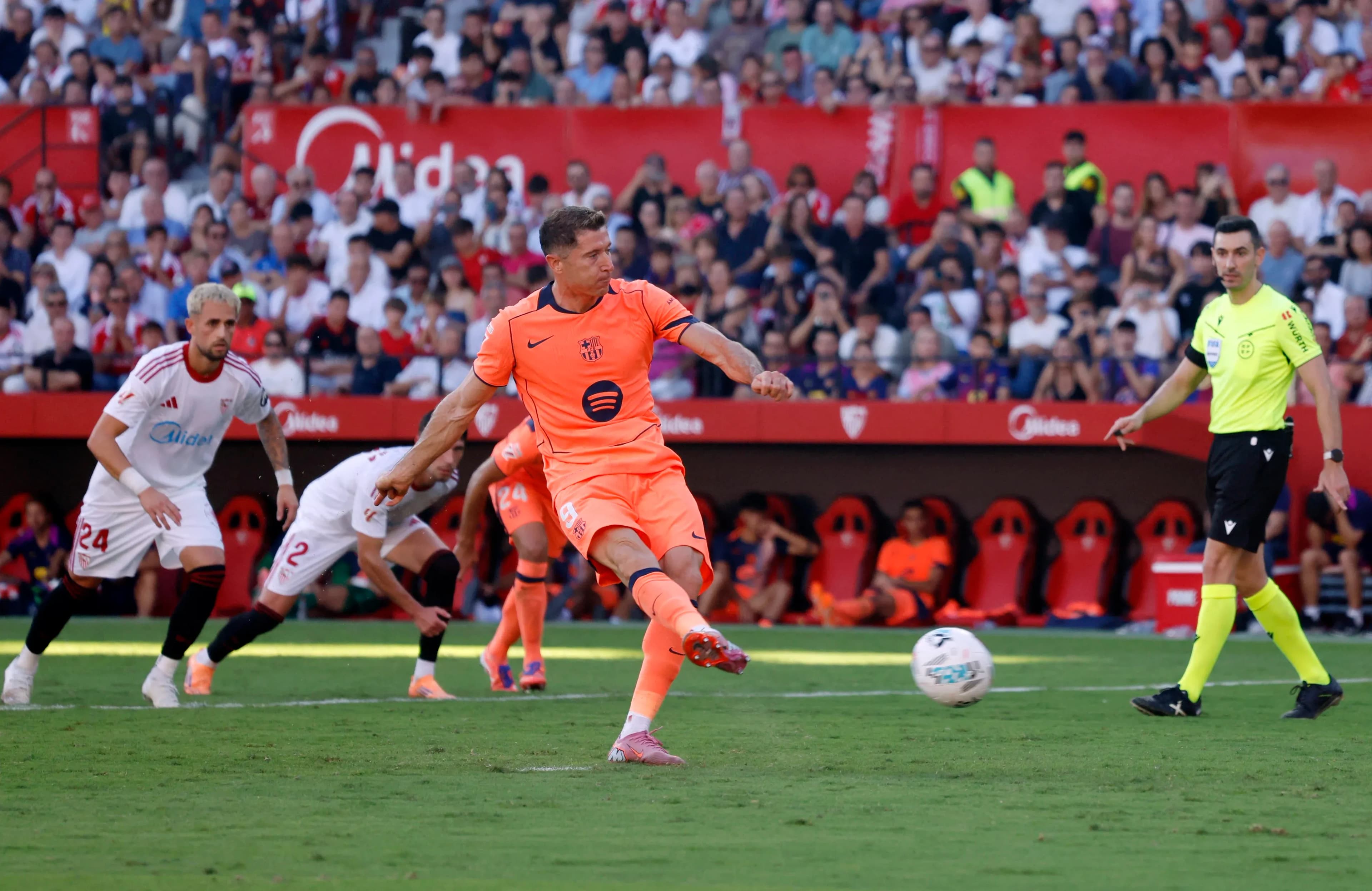 Robert Lewandowski của Barcelona thực hiện quả phạt đền.