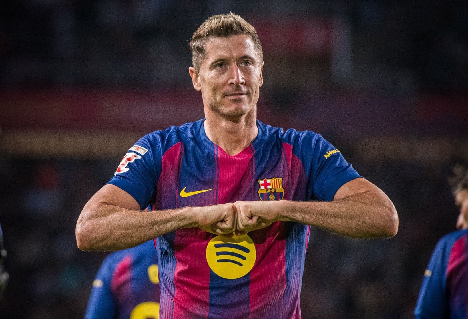 Robert Lewandowski ăn mừng bàn thắng giúp Barcelona tiến gần vòng 1/8 Champions League