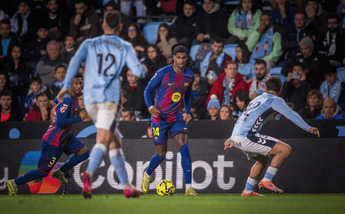 Robert Lewandowski ăn mừng bàn thắng, nhấn mạnh màn trình diễn cá nhân ấn tượng trong cuộc đua vô địch La Liga.