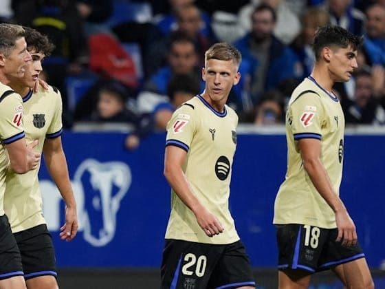 Robert Lewandowski và Ferran Torres, hai tiền đạo chủ lực của Barcelona, trên sân cỏ.