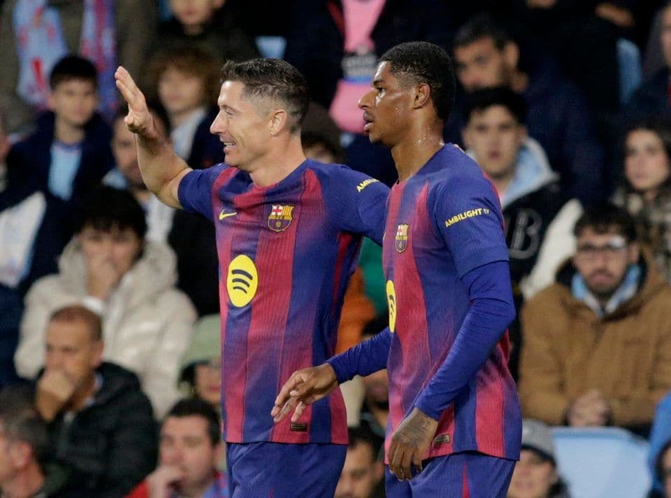 Robert Lewandowski và Marcus Rashford trên sân, thể hiện sức mạnh hàng công của Barcelona.