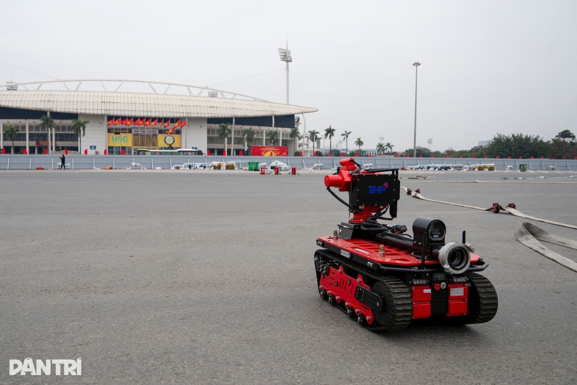 Robot chữa cháy hiện đại được triển khai tại trận địa pháo hoa Mỹ Đình để đảm bảo an toàn tuyệt đối