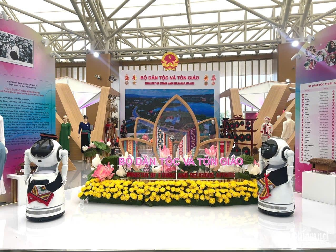 Robot trong trang phục truyền thống tại gian hàng Bộ Dân tộc và Tôn giáo, thể hiện sự kết hợp sáng tạo giữa văn hóa và công nghệ trong hành trình lịch sử 80 năm.